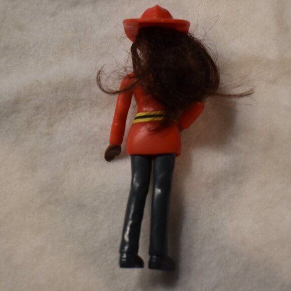 Barbie 2019 Mattel Firefighter doll - Picture 3 of 5